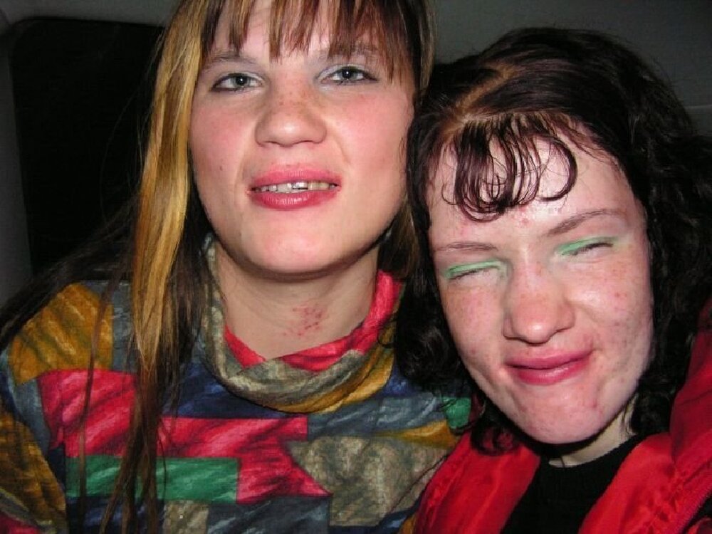 2 страшных подруги. Красивая и страшная подруги. Две некрасивые девушки. Некрасивые девушки несколько. 2 страшных подруги.