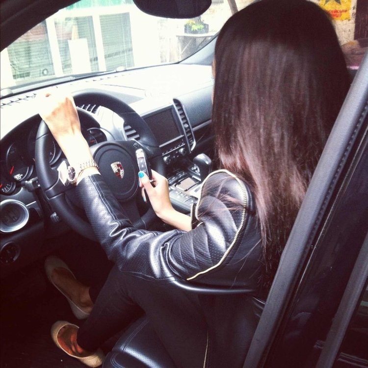 Парень за рулем гелика 007 07 фото на аву. Девушка брюнетка в машине. Девушка с темными волосами за рулем. Девушка возле машины без лица. Девушки возле машин без лица.