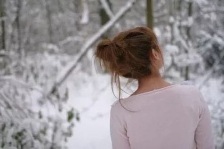 Фото девушек зима спиной. Девушка с русыми волосами зимой. Девушка зимой со спины. Русая девушка со спины зимой.