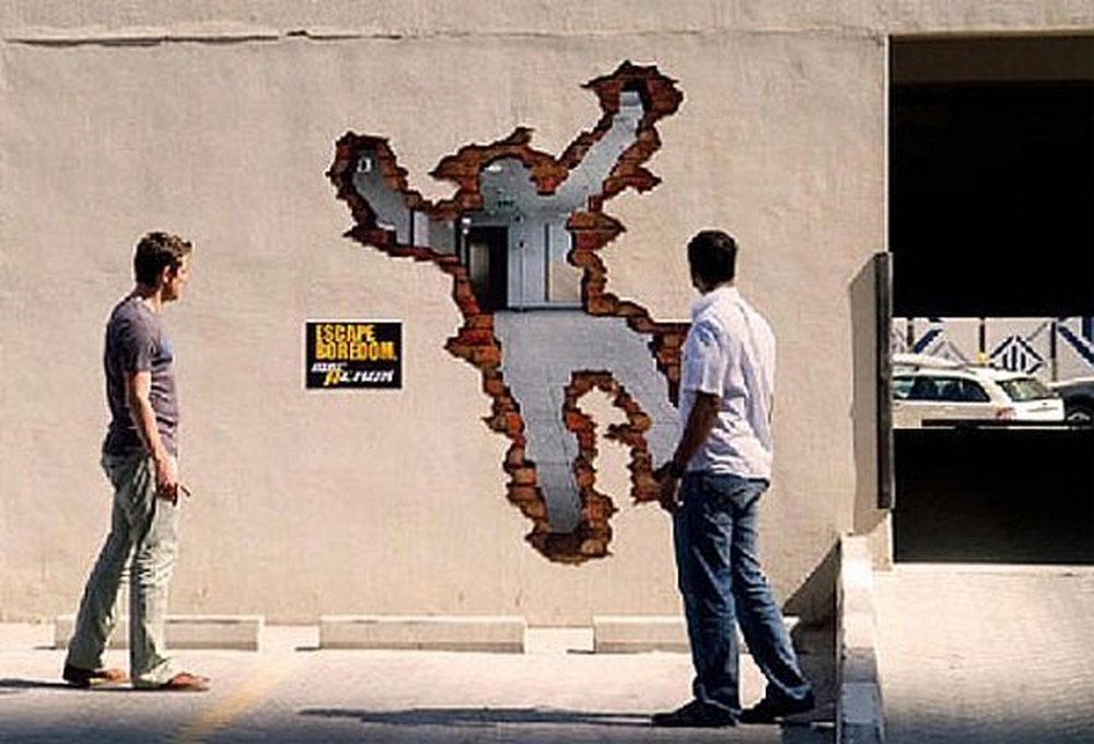 Стеной через тело. Дыра в стене человек. Человек сквозь стену. Креативная реклама на стене. Человек пробивает стену.