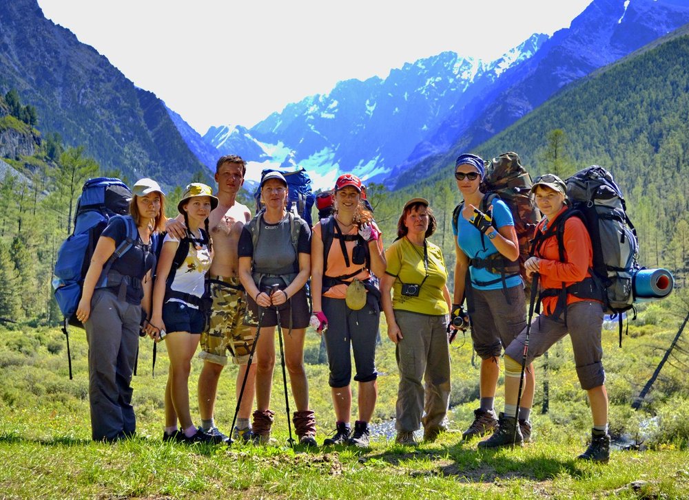 Группа туристов за первый день девятидневного похода. Летний поход в горы. Поход летом. Турист в горах одежда. Туристы на Алтае.
