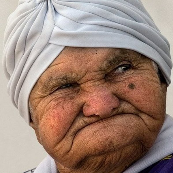 Бабушка без зубов. Злая бабушка. Злая бабка.