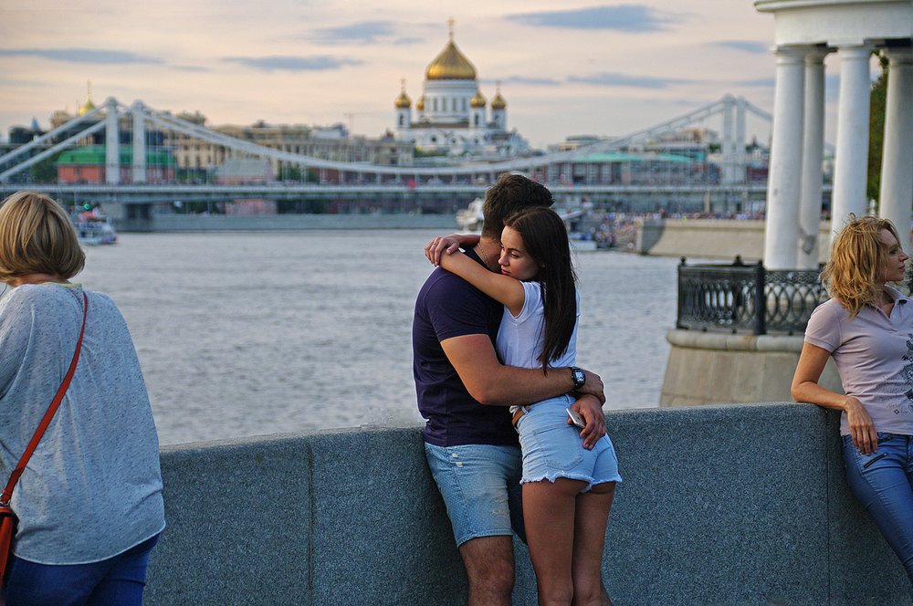 Сходить с девушкой в москве. Парень и девушка на набережной. Влюбленные на набережной. Прогулка по набережной фотосессия. Влюбленные в Санкт-Петербурге.