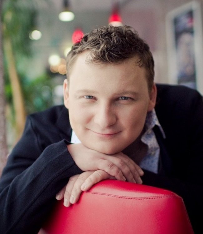 Публиков. Публиков. Публиков. Публиков. Девушка выступает с докладом.