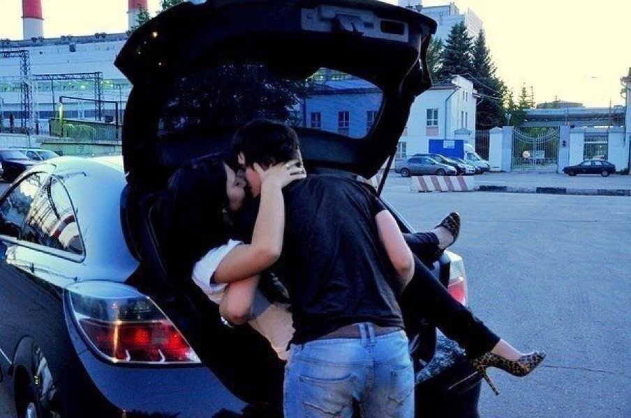 Девушки крадут парней. Тамуна ГАБРАВА. Поцелуй возле машины. Парень с девушкой возле Маши. Кавказские пары.